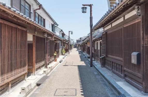 格子戸の古い町家が並ぶ今井町の通りの写真
