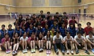 体育館で撮ったバドミントン部の集合写真