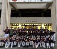 建物の前にユニフォーム姿で並んだ野球部の集合写真