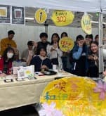 屋台「喫茶和伊屋」の看板の後ろに集まった部員たち