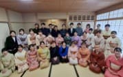 和室に並んだ着物姿の茶道部員の集合写真
