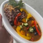 白い器に盛られた、パプリカやオクラがのった薬膳カレー
