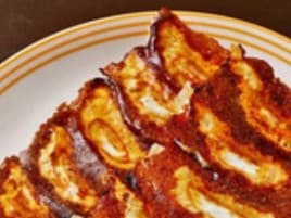 皿に盛られた焼き餃子