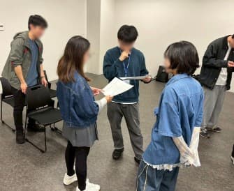 室内で台本を手に稽古をしている演劇サークルの部員(顔はぼかしてある)