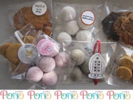 袋入りのクッキーや焼き菓子。写真の下に PONO のロゴが5つ並ぶ